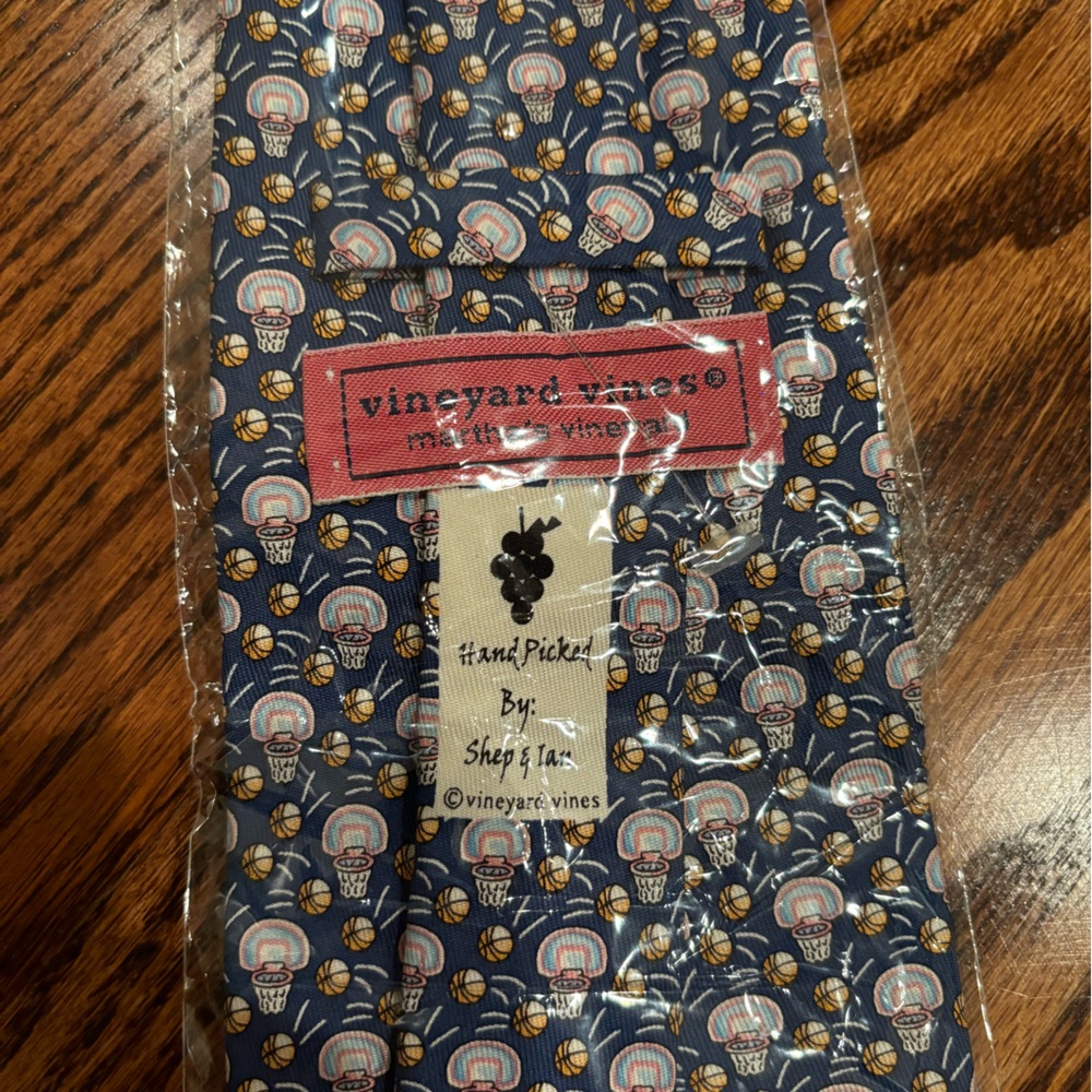 New vineyard vines Martha’s Vineyard men’s tie
